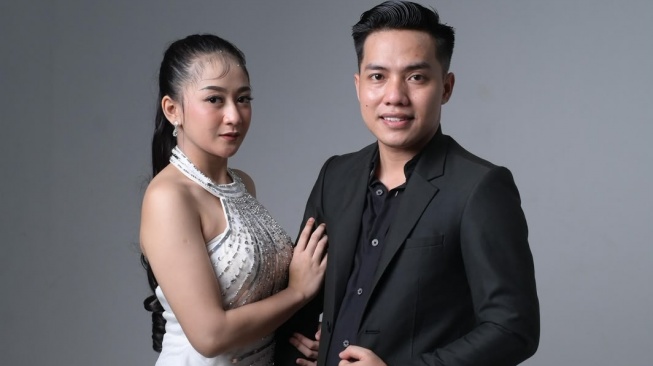 Anas Fikry dan Risky Adelia Regina adalah pasangan influencer yang menjauhi konten settingan. [Instagram]