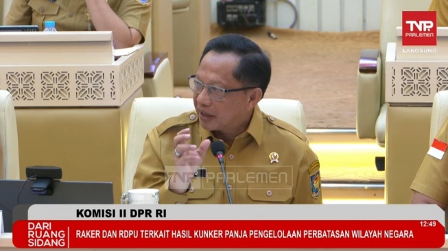 Menteri Dalam Negeri (Mendagri) Tito Karnavian saat Rapat Kerja bersama Komisi II DPR RI di Kompleks Parlemen, Senayan, Jakarta, Senin (29/6/2026).