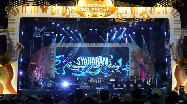 Syaharani ramaikan Gedebage Jazz Festival International 2026 di Sawarga Courtyard SUMMABA. 