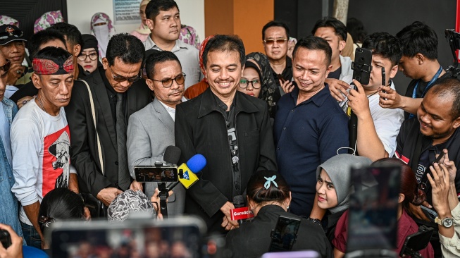 Tersangka kasus dugaan fitnah dan pencemaran nama baik terkait keaslian ijazah Presiden ke-7 RI Joko Widodo, Roy Suryo (tengah) memberikan keterangan usai menghadiri sidang perdana praperadilannya di Pengadilan Negeri Jakarta Selatan, Jakarta, Senin (29/6/2026). [ANTARA FOTO/Fauzan/YU]