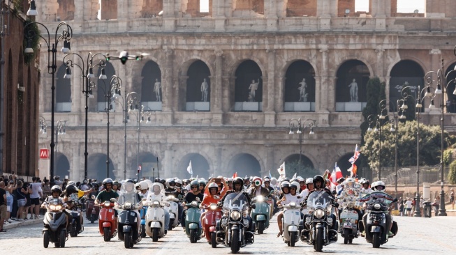 Momen Langka Puluhan Ribu Vespa Lintas Era Iring-iringan di Colosseum Roma