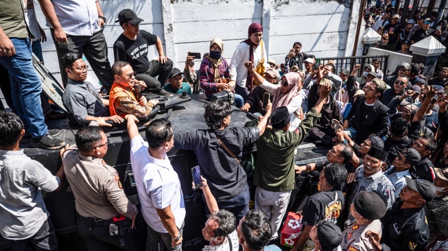 Bupati Pati nonaktif Sudewo (kedua kiri) menyapa pendukungnya dari kendaraan taktis Korps Brimob usai sidang putusan sela di Pengadilan Tipikor, Semarang, Jawa Tengah, Senin (29/6/2026). [ANTARA FOTO/Aprillio Akbar]