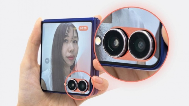 FlexCam pada Samsung Galaxy Z Flip7 memungkinkan pengguna merekam video lebih nyaman dan stabil saat mengambil foto atau merekam video. [Samsung]