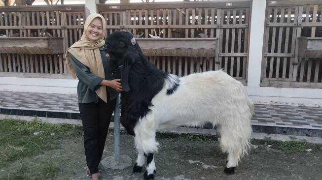 Mila Arlinda, peternak muda dari Desa Kebonagung, Kecamatan Rengel, Kabupaten Tuban.  [Istimewa]