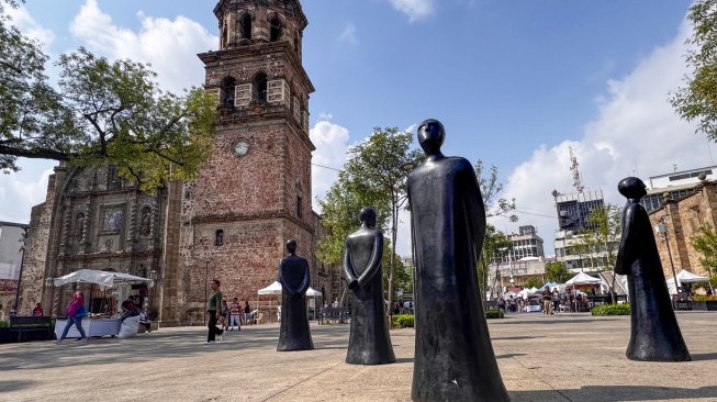 Sejumlah warga berjalan di depan Kuil dan Gereja Katolik San Francisco, kawasan Centro Historico atau Pusat Bersejarah Kota Guadalajara, Jalisco, Meksiko, Sabtu (27/6/2026) waktu setempat. [ANTARA FOTO/Aditya Pradana Putra/bar]