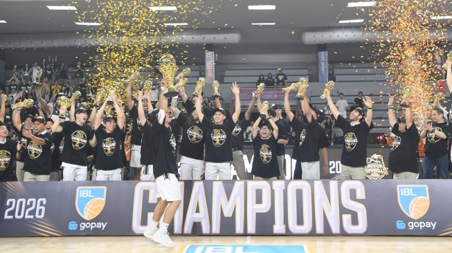 Sejumlah pebasket dan ofisial Bogor Hornbills mengangkat trofi juara usai menang melawan Pelita Jaya Jakarta pada final laga kelima Indonesian Basketball League (IBL) 2026 di GOR GMSB Kuningan, Jakarta, Minggu (28/6/2026). Bogor Hornbills mengalahkan Pelita Jaya Basketball Jakarta dengan skor 64-61 pada pertandingan kelima final dan berhasil meraih gelar juara IBL 2026 setelah keunggulan 3-2 dalam seri best-of-five. ANTARA FOTO/M Risyal Hidayat/sgd 