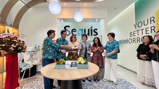 Director & Chief Agency Officer Sequis Life, Edisjah (kedua dari kiri), melakukan prosesi pemotongan tumpeng dalam rangka peresmian Kantor Pemasaran Sequis Life yang berlokasi di Revo Town Square, Bekasi. [handout]
