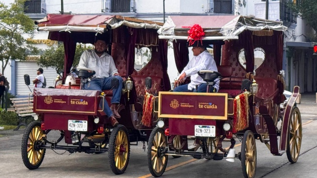 Pengemudi calandria (kereta kuda) bertenaga listrik menanti wisatawan yang ingin menggunakan jasa mereka untuk berkeliling di kawasan Centro Historico atau Pusat Bersejarah Kota Guadalajara, Jalisco, Meksiko, Sabtu (27/6/2026) waktu setempat. [ANTARA FOTO/Aditya Pradana Putra/bar]