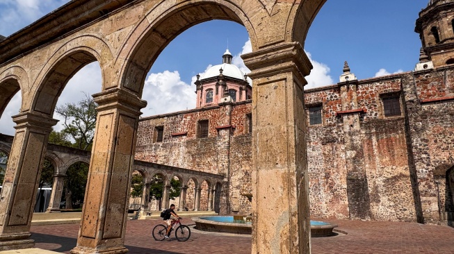 Pesepeda melintas di area Kuil dan Gereja Katolik San Francisco, kawasan Centro Historico atau Pusat Bersejarah Kota Guadalajara, Jalisco, Meksiko, Sabtu (27/6/2026) waktu setempat. [ANTARA FOTO/Aditya Pradana Putra/bar]
