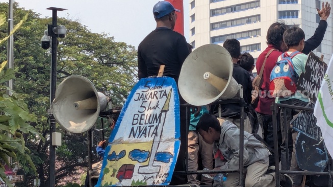 Warga Kampung Bayam Geruduk Balai Kota, Tagih Janji Pramono soal Hunian dan Hak Dasar