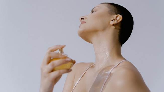 Ilustrasi Semprot Parfum di Leher. (Pexels/MART PRODUCTION)
