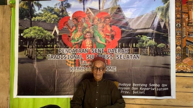 Puang Macora, maestro sekaligus salah satu pelaku terakhir Tari Pajoge Angkong di Kabupaten Bone, Sulawesi Selatan [SuaraSulsel.id/Istimewa]