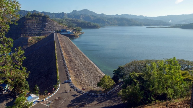 Warga menikmati pemandangan di sekitar Waduk Wonorejo, Tulungagung, Jawa Timur, Senin (29/6/2026). [ANTARA FOTO/Destyan Sujarwoko/hma]