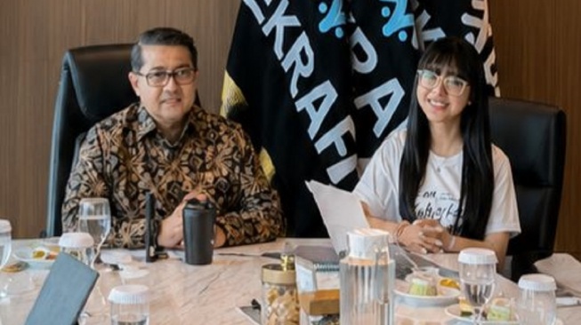 Menteri Ekonomi Kreatif Republik Indonesia, Teuku Riefky Harsya memberikan apresiasi kepada sineas muda sekaligus pendiri Langit Pictures, Ferly Halim, [Instagram]