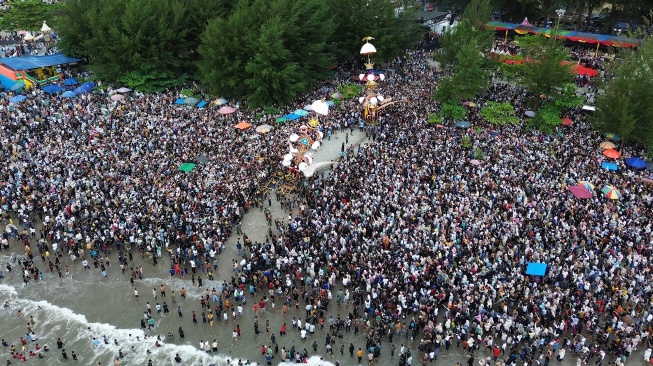 Foto udara kelompok Nagari Pasa dan Subarang menggiring dua Tabuik ke laut saat puncak Pesona Budaya Hoyak Tabuik 2026 di Pantai Gandoriah, Pariaman, Sumatera Barat, Minggu (28/6/2026). [ANTARA FOTO/Fitra Yogi/sgd]