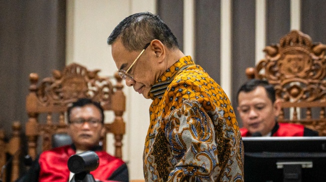 Bupati Pati nonaktif Sudewo (tengah) saat menjalani sidang putusan sela di Pengadilan Tipikor, Semarang, Jawa Tengah, Senin (29/6/2026). [ANTARA FOTO/Aprillio Akbar]