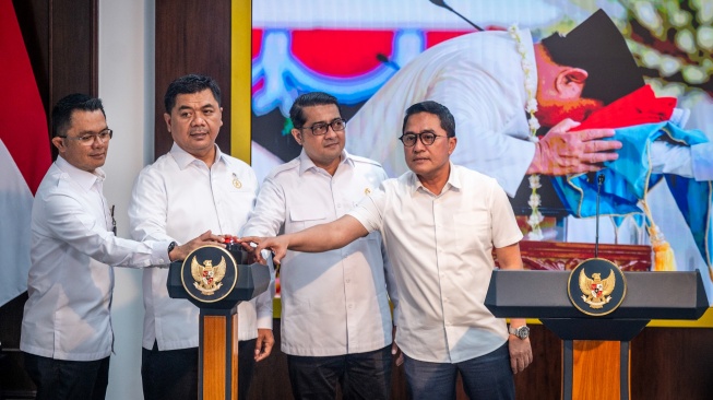 Menteri Ekonomi Kreatif Teuku Riefky Harsya (kedua kanan), Wakil Menteri Sekretaris Negara (Wamensesneg) Juri Ardiantoro (kedua kiri), Sekretaris Presiden Letjen TNI Ariyo Windutomo (kiri), dan Deputi Bidang Protokol, Pers dan Media Sekretariat Presiden Kemensesneg Yusuf Permana (kanan), menekan tombol pengumuman secara simbolis logo resmi peringatan hari ulang tahun (HUT) ke-81 RI di Kantor Presiden, Kompleks Istana Kepresidenan, Jakarta, Senin (29/6/2026). [ANTARA FOTO/Bayu Pratama S./kye]