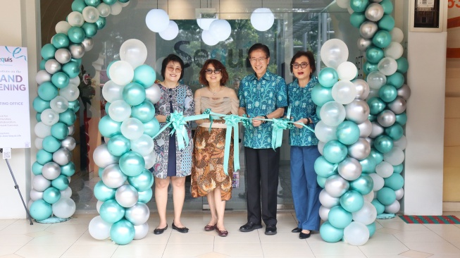 Director & Chief Agency Officer Sequis Life, Edisjah (kedua dari kanan) berfoto bersama tenaga pemasar usai peresmian Kantor Pemasaran Sequis Life Bekasi yang berlokasi di  Revo Town Square, Ruko Timur No. 53. Jl. Ahmad Yani Kav. 1, Kelurahan Pekayon Jaya, Kecamatan Bekasi Selatan, Kota Bekasi. [handout]