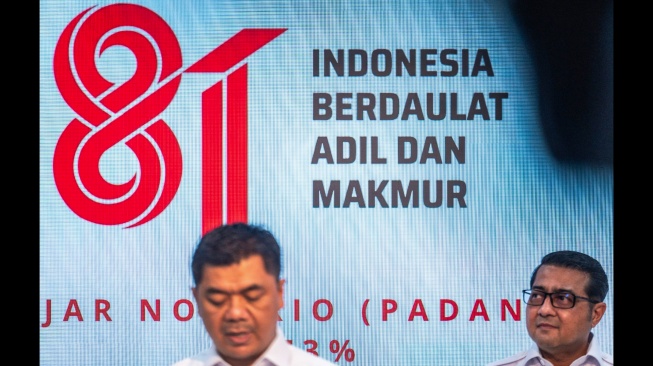 Menteri Ekonomi Kreatif Teuku Riefky Harsya (kanan) bersama Wakil Menteri Sekretaris Negara (Wamensesneg) Juri Ardiantoro (kiri) mengumumkan logo resmi peringatan hari ulang tahun (HUT) ke-81 RI di Kantor Presiden, Kompleks Istana Kepresidenan, Jakarta, Senin (29/6/2026). [ANTARA FOTO/Bayu Pratama S./kye]