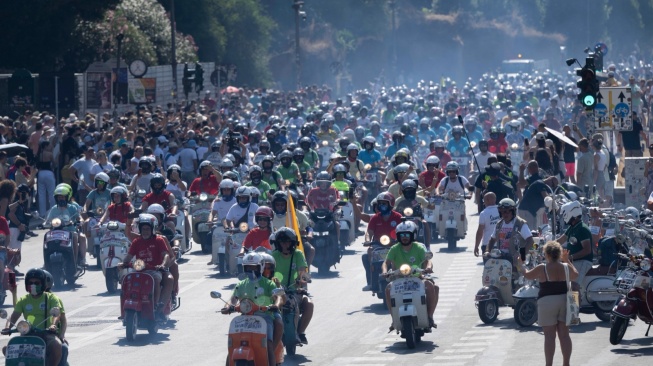 Sebanyak 25 ribu Vespa dari 67 negara memadati jalanan Kota Roma. (Foto: Vespa)
