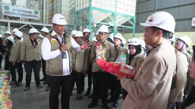 Direktur Utama Perum Bulog, Letnan Jenderal TNI (Purn) Dr. Ahmad Rizal Ramdhani, S.Sos., S.H., M.Han., didampingi Direktur Operasi Perum Bulog beserta jajaran Manajemen Kantor Pusat serta Kantor Wilayah DKI Jakarta dan Banten menerima kunjungan mahasiswa UGM. (Dok: Bulog)