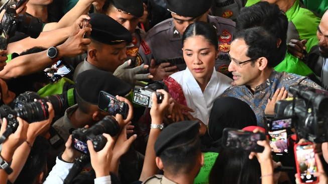 Terdakwa kasus dugaan korupsi pengadaan Chromebook dalam program digitalisasi pendidikan di Kemendikbudristek Nadiem Anwar Makarim (kanan) didampingi istrinya Franka Franklin (kedua kanan) berjalan meninggalkan ruangan seusai mengikuti sidang pembacaan putusan (vonis) di Pengadilan Tipikor, Jakarta, Selasa (30/6/2026). [ANTARA FOTO/M Risyal Hidayat/nz]
