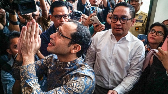 Terdakwa kasus dugaan korupsi pengadaan Chromebook di lingkungan Kemendikbudristek, Nadiem Anwar Makarim (kiri), memasuki Gedung Pengadilan Tipikor Jakarta Pusat, Selasa (20/6/2026). [ANTARA FOTO/Salma Talita/nym]