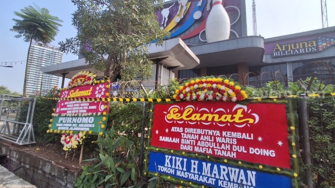 Sengketa lahan yang menyeret PT HD Arjuna (Arjuna Group) di Kelurahan Kedoya Selatan, Jakarta Barat, berlanjut dengan eksekusi lahan oleh pihak ahli waris almarhum Saamah binti Abdullah Dul Doing. (Suara.com/Juan