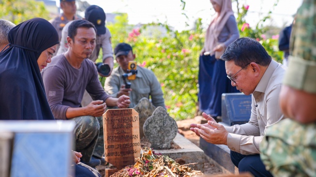 Kepala Staf Kepresidenan (KSP) Jenderal TNI (Purn) Dudung Abdurachman ziarah ke makam Muhammad Rifki Renaldi, peserta pelatihan SPPI yang meninggal dunia, di Kabupaten Sumedang, Jawa Barat, Selasa (30/6/2026). [Dok. KSP]