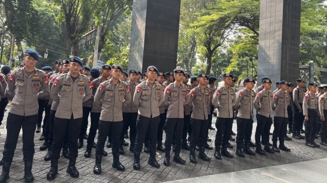 Personel kepolisian bersiaga di Pengadilan Tipikor Jakarta untuk mengamankan jalannya sidang putusan mantan Mendikbudristek Nadiem Makarim, Selasa (30/6/2026). [Suara.com/Dea]