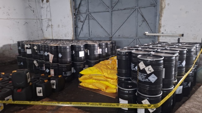 Dittipideksus Bareskrim Polri menyita 362 drum atau sekitar 18,1 ton sodium cyanide (sianida) ilegal serta menetapkan dua tersangka dalam kasus dugaan perdagangan bahan kimia berbahaya tanpa izin. [Dok Bareskrim]