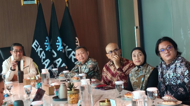 Menteri Ekonomi Kreatif RI Teuku Riefky Harsya, saat menerima audiensi tim Suara.com dan Beritajatim.com, yang akan menyelenggarakan Jatim Media Summit 2026, Selasa (30/6/2026).