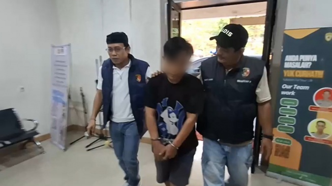 AA alias Pitex pelaku jambret spesialis incar anak-anak digiring penyidik ke Polsek Kalideres. [istimewa]