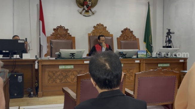 Reaksi Roy Suryo Saat Bidkum Polda Metro Jaya Bacakan Jawaban Permohonan