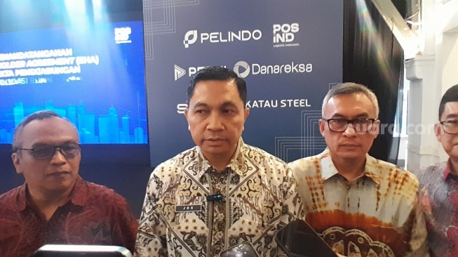 Direktur Utama Pos Indonesia, Daud Joseph, mengungkapkan proses BUMN logistik. [Suara.com/Achmad Fauzi].