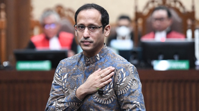 Terdakwa kasus dugaan korupsi pengadaan Chromebook dalam program digitalisasi pendidikan di Kemendikbudristek, Nadiem Anwar Makarim (kanan) menerima bunga sebelum mengikuti sidang pembacaan putusan di Pengadilan Tipikor, Jakarta, Selasa (30/6/2