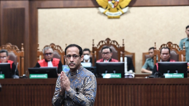 Terdakwa kasus dugaan korupsi pengadaan Chromebook dalam program digitalisasi pendidikan di Kemendikbudristek, Nadiem Anwar Makarim (kedua kiri) memeluk pengemudi Gojek sebelum mengikuti sidang pembacaan putusan di Pengadilan Tipikor, Jakarta, Selasa (30/6/2026). [ANTARA FOTO/M Risyal Hidayat/nz]