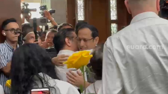 Masuk Ruang Sidang Disambut Mawar Kuning, Momen Haru Nadiem Makarim Jelang Putusan