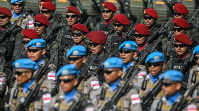 Anggota Polri dari Korps Brimob melakukan defile pada peringatan HUT Ke-80 Bhayangkara di Pusat Latihan Brimob Polri, Cikeas, Bogor, Jawa Barat, Rabu (1/7/2026). [ANTARA FOTO/Bayu Pratama S/tom]