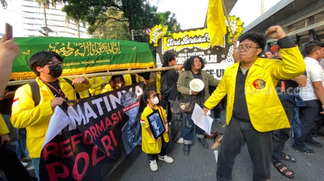 Langkah Aliansi BEM se-Universitas Indonesia (BEM se-UI) membawa keranda dan karangan bunga duka cita tertahan akibat hadangan ketat aparat di depan Gedung ASEAN, Jakarta Selatan, Rabu (1/7/2026). (Suara.com/Tiara)
