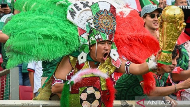 Suporter Timnas Meksiko berselebrasi usai kesebelasan negaranya mengalahkan Timnas Korea Selatan dalam pertandingan Grup A Piala Dunia 2026 di Stadion Akron, Guadalajara, Meksiko, Kamis (18/6/2026) waktu setempat. Meksiko mengalahkan Korea Selatan dengan skor 1-0. ANTARA FOTO/Aditya Pradana Putra/YU