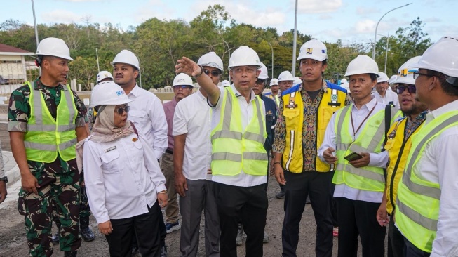 Wakil Menteri Sosial Agus Jabo Priyono saat meninjau pembangunan Sekolah Rakyat permanen di Kabupaten Kulon Progo, Daerah Istimewa Yogyakarta (DIY), Rabu (1/7/2026), berupa gedung permanen di atas lahan seluas 7,1 hektare. Lokasinya berada di Kelurahan Gulurejo, Kecamatan Lendah, Kabupaten Kulon Progo, DIY.(Dok: Biro Humas Kemensos/Andika Puja Kusuma)