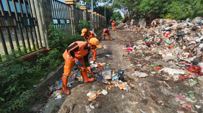 Viral Gunungan Sampah di Cakung Barat, Kelurahan Kerahkan Petugas dan Tutup TPS Liar