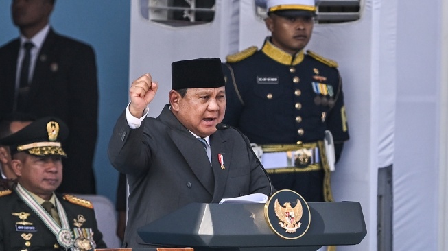 Presiden Prabowo Subianto (tengah) menyampaikan pidatonya saat menjadi inspektur upacara HUT Ke-80 Bhayangkara di Pusat Latihan Brimob Polri, Cikeas, Bogor, Jawa Barat, Rabu (1/7/2026). [ANTARA FOTO/Bayu Pratama S/tom]