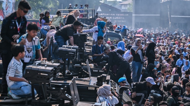Sejumlah warga menyaksikaan atraksi peringatan HUT Ke-80 Bhayangkara di Pusat Latihan Brimob Polri, Cikeas, Bogor, Jawa Barat, Rabu (1/7/2026). [ANTARA FOTO/Bayu Pratama S/tom]