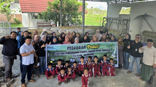 Pegadaian Praya Dukung Infrastruktur Sekolah dan Edukasi Investasi Emas bagi Siswa
