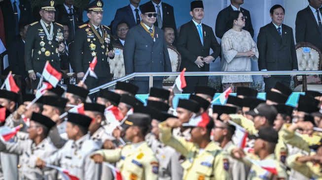 Presiden Prabowo Subianto (ketiga kiri) didampingi Wakil Presiden Gibran Rakabuming Raka (ketiga kanan), Kapolri Jenderal Pol Listyo Sigit Prabowo (kedua kiri), Ketua DPR Puan Maharani (kedua kanan), Ketua DPD Sultan Bachtiar Najamudin (kanan), dan Panglima TNI Jenderal TNI Agus Subiyanto (kiri) menyaksikan defile dalam upacara HUT Ke-80 Bhayangkara di Pusat Latihan Brimob Polri, Cikeas, Bogor, Jawa Barat, Rabu (1/7/2026). [ANTARA FOTO/Bayu Pratama S/tom]