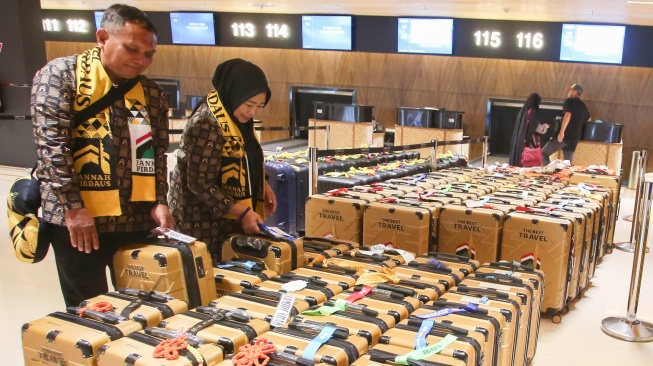 Jamaah calon umrah menata koper sebelum melapor di Terminal 2F Khusus Umrah dan Haji Bandara Soekarno-Hatta, Tangerang, Banten, Rabu (1/7/2026). [ANTARA FOTO/Muhammad Iqbal/tom]