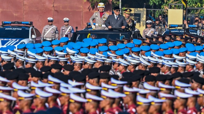 Presiden Prabowo Subianto (tengah) didampingi Kapolri Jenderal Pol Listyo Sigit Prabowo (kanan) menginspeksi pasukan pada upacara HUT Ke-80 Bhayangkara di Pusat Latihan Brimob Polri, Cikeas, Bogor, Jawa Barat, Rabu (1/7/2026). [ANTARA FOTO/Bayu Pratama S/tom]