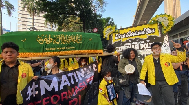 Langkah Aliansi BEM se-Universitas Indonesia (BEM se-UI) membawa keranda dan karangan bunga duka cita tertahan akibat hadangan ketat aparat di depan Gedung ASEAN, Jakarta Selatan, Rabu (1/7/2026). (Suara.com/Tiara)
